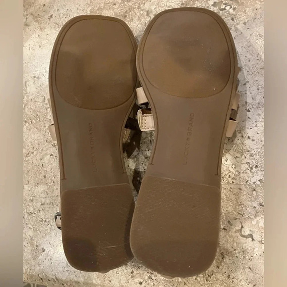 NWOB Lucky Brand Barra Gladiator Flat Sandal Dusty Sand Faux Leather Size 6.5 - Picture 6 of 8